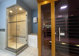 Couples Retreat With Hot Tub, Sauna and Steam Room