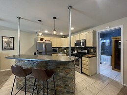 Couples Retreat With Hot Tub, Sauna and Steam Room