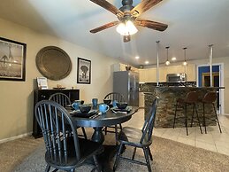 Couples Retreat With Hot Tub, Sauna and Steam Room