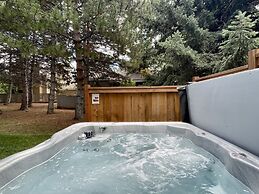 Couples Retreat With Hot Tub, Sauna and Steam Room