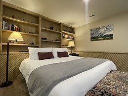 Couples Retreat With Hot Tub, Sauna and Steam Room