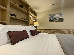 Couples Retreat With Hot Tub, Sauna and Steam Room