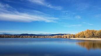 Couples Retreat With Hot Tub, Sauna and Steam Room