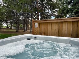 Couples Retreat With Hot Tub, Sauna and Steam Room