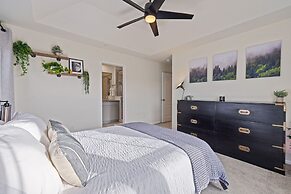 Modern & Stunning Home Near Breweries and Old Town!