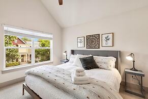 Hip Old Town North Gem! Near Breweries and River!