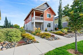 Quiet Urban Community – Designer Home W/ Hot Tub!