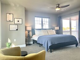 Quiet Urban Community – Designer Home W/ Hot Tub!