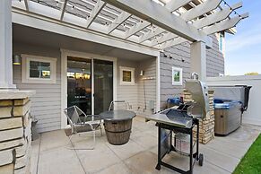 Quiet Urban Community – Designer Home W/ Hot Tub!