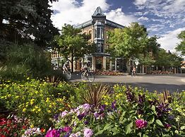 Cozy Chic Home in Downtown Loveland!