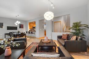 Sleek Home Near Old Town W/ Rftp Hot Tub & Mtn Views