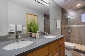 Sleek Home Near Old Town W/ Rftp Hot Tub & Mtn Views