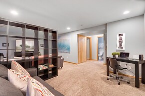 Sleek Home Near Old Town W/ Rftp Hot Tub & Mtn Views