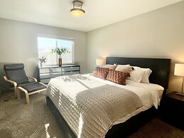 Sleek Home Near Old Town W/ Rftp Hot Tub & Mtn Views