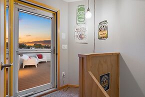 Sleek Home Near Old Town W/ Rftp Hot Tub & Mtn Views