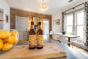 Lola House! Cozy Comfort, Prime Old Town Location