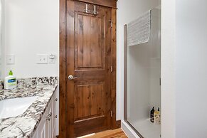 The Beautiful Bear’s Den! Walk to Old Town & CSU!