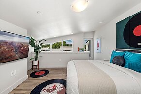 Old Town Swank - Brand New to Brewery District!