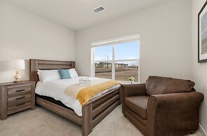 Modern Townhome Steps From the Brewery District!