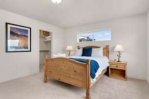 Modern Townhome Steps From the Brewery District!