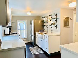 The Cottage! Chic Bungalow Near Old Town Square!