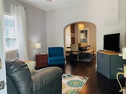 The Cottage! Chic Bungalow Near Old Town Square!