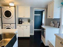 The Cottage! Chic Bungalow Near Old Town Square!