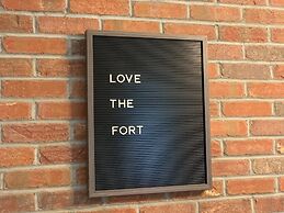 The Cottage! Chic Bungalow Near Old Town Square!