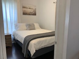 The Cottage! Chic Bungalow Near Old Town Square!