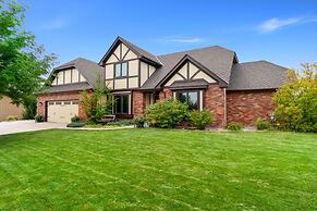 Outstanding Home, Incredible Views, Near Reservoir!