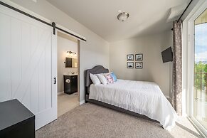 Marina's Edge Condo Walk to Restaurants, Wineries by RedAwning