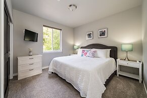 Marina's Edge Condo Walk to Restaurants, Wineries by RedAwning