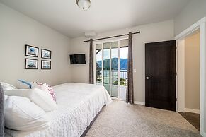 Marina's Edge Condo Walk to Restaurants, Wineries by RedAwning