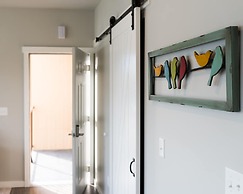 Marina's Edge Condo Walk to Restaurants, Wineries by RedAwning