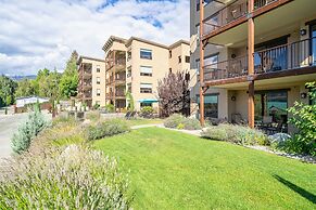 Marina's Edge Condo Walk to Restaurants, Wineries by RedAwning