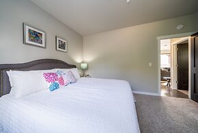 Marina's Edge Condo Walk to Restaurants, Wineries by RedAwning