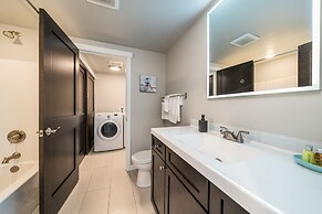 Marina's Edge Condo Walk to Restaurants, Wineries by RedAwning