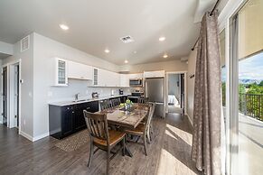 Marina's Edge Condo Walk to Restaurants, Wineries by RedAwning