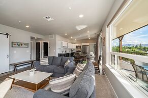 Marina's Edge Condo Walk to Restaurants, Wineries by RedAwning