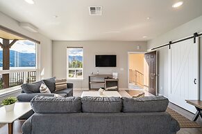 Marina's Edge Condo Walk to Restaurants, Wineries by RedAwning