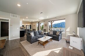 Marina's Edge Condo Walk to Restaurants, Wineries by RedAwning