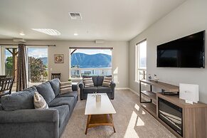 Marina's Edge Condo Walk to Restaurants, Wineries by RedAwning