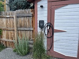 Vibrant Downtown Bungalow – Walk Everywhere!