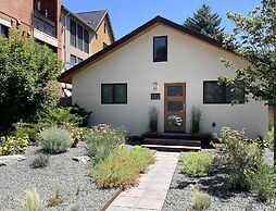 Vibrant Downtown Bungalow – Walk Everywhere!