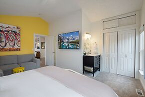 Pine Street Loft –Just steps from Old Town Square!