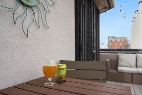 Pine Street Loft –Just steps from Old Town Square!