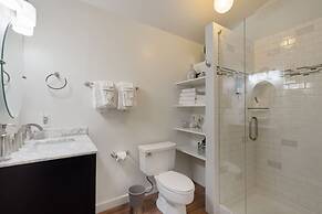 Pine Street Loft –Just steps from Old Town Square!