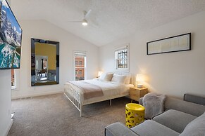 Pine Street Loft –Just steps from Old Town Square!