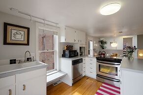 Pine Street Loft –Just steps from Old Town Square!