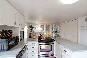 Pine Street Loft –Just steps from Old Town Square!